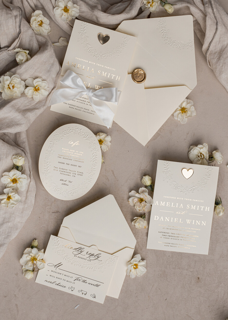 HOCHZEITS EINLADUNGEN geprägte Einladungen Feine Kunst geprägte blindes Elfenbein Gold Hochzeitskarte, goldene geprägte Rosen florale Hochzeitskarte, Boho Ecru geprägte Einladungskarte, Baumwollpapier Hochzeitskarte, mit zackigen Rändern Einladungen, abgerissene Ränder Hochzeitskarten gold.