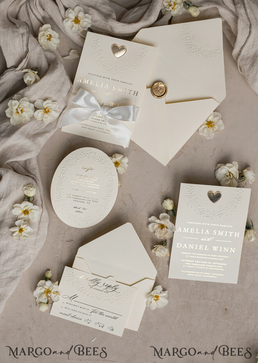 HOCHZEITS EINLADUNGEN geprägte Einladungen Feine Kunst geprägte blindes Elfenbein Gold Hochzeitskarte, goldene geprägte Rosen florale Hochzeitskarte, Boho Ecru geprägte Einladungskarte, Baumwollpapier Hochzeitskarte, mit zackigen Rändern Einladungen, abgerissene Ränder Hochzeitskarten gold.