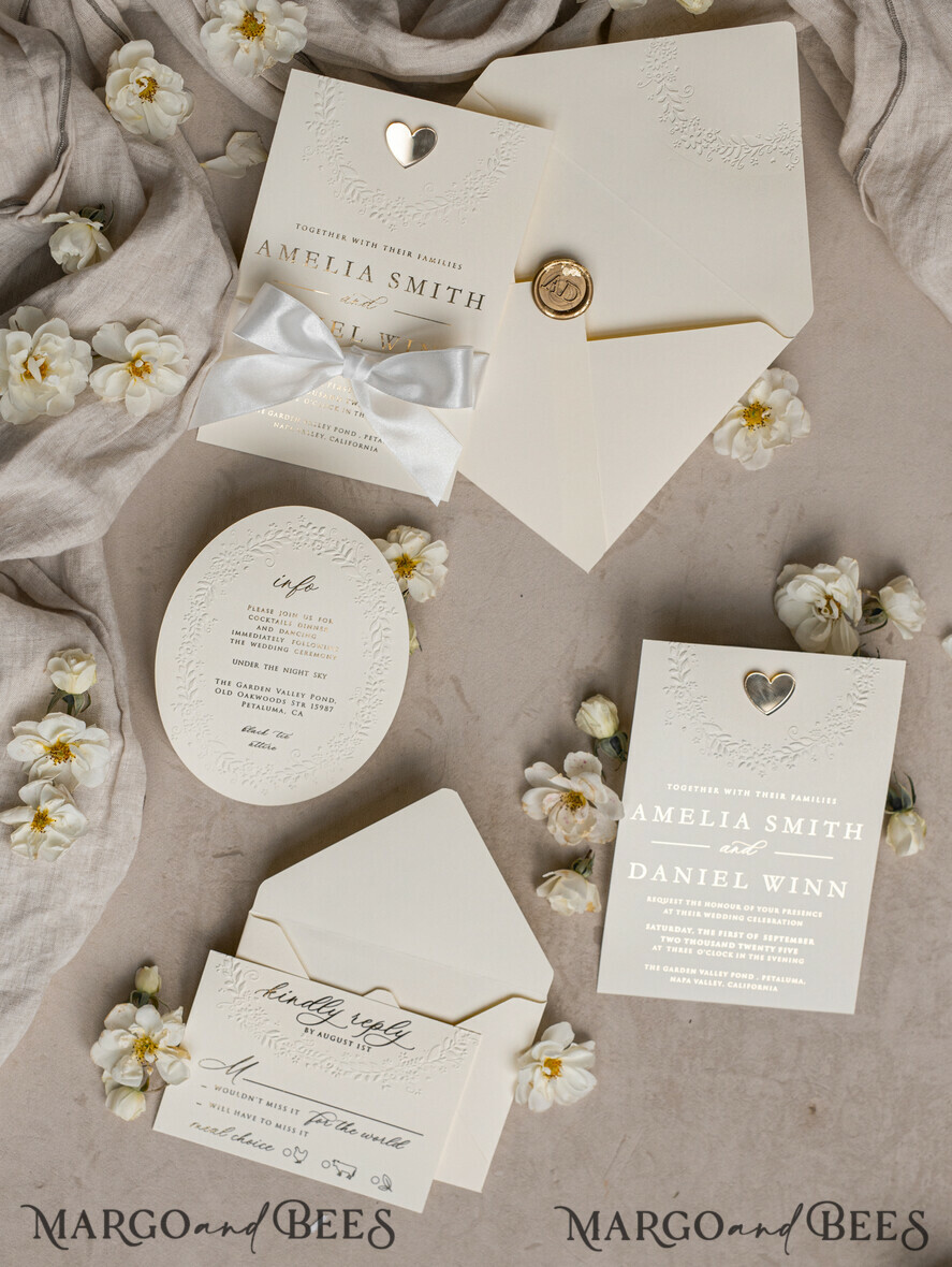 HOCHZEITS EINLADUNGEN geprägte Einladungen Feine Kunst geprägte blindes Elfenbein Gold Hochzeitskarte, goldene geprägte Rosen florale Hochzeitskarte, Boho Ecru geprägte Einladungskarte, Baumwollpapier Hochzeitskarte, mit zackigen Rändern Einladungen, abgerissene Ränder Hochzeitskarten gold.
