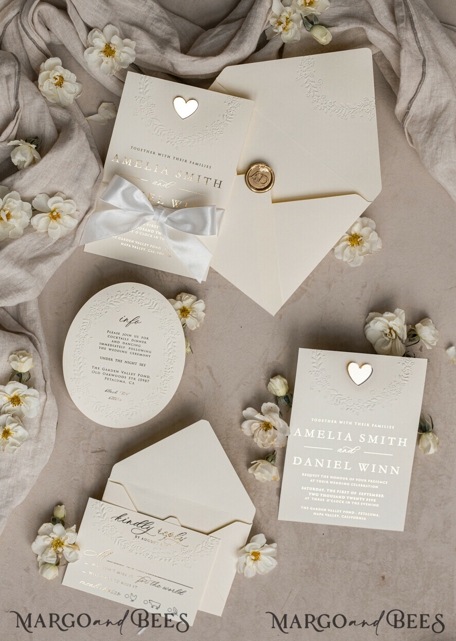 HOCHZEITS EINLADUNGEN geprägte Einladungen Feine Kunst geprägte blindes Elfenbein Gold Hochzeitskarte, goldene geprägte Rosen florale Hochzeitskarte, Boho Ecru geprägte Einladungskarte, Baumwollpapier Hochzeitskarte, mit zackigen Rändern Einladungen, abgerissene Ränder Hochzeitskarten gold.