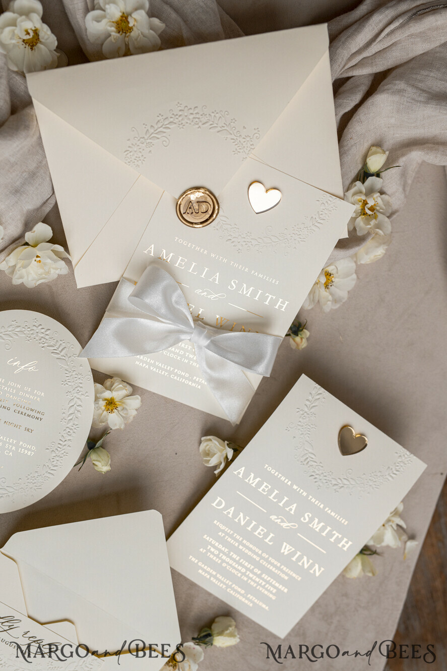 HOCHZEITS EINLADUNGEN geprägte Einladungen Feine Kunst geprägte blindes Elfenbein Gold Hochzeitskarte, goldene geprägte Rosen florale Hochzeitskarte, Boho Ecru geprägte Einladungskarte, Baumwollpapier Hochzeitskarte, mit zackigen Rändern Einladungen, abgerissene Ränder Hochzeitskarten gold.