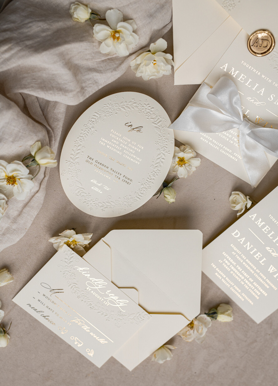 HOCHZEITS EINLADUNGEN geprägte Einladungen Feine Kunst geprägte blindes Elfenbein Gold Hochzeitskarte, goldene geprägte Rosen florale Hochzeitskarte, Boho Ecru geprägte Einladungskarte, Baumwollpapier Hochzeitskarte, mit zackigen Rändern Einladungen, abgerissene Ränder Hochzeitskarten gold.