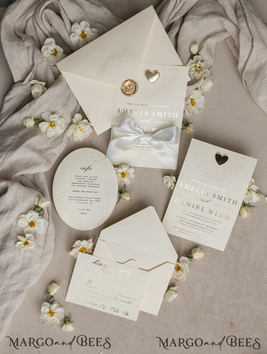 HOCHZEITS EINLADUNGEN geprägte Einladungen Feine Kunst geprägte blindes Elfenbein Gold Hochzeitskarte, goldene geprägte Rosen florale Hochzeitskarte, Boho Ecru geprägte Einladungskarte, Baumwollpapier Hochzeitskarte, mit zackigen Rändern Einladungen, abgerissene Ränder Hochzeitskarten gold.