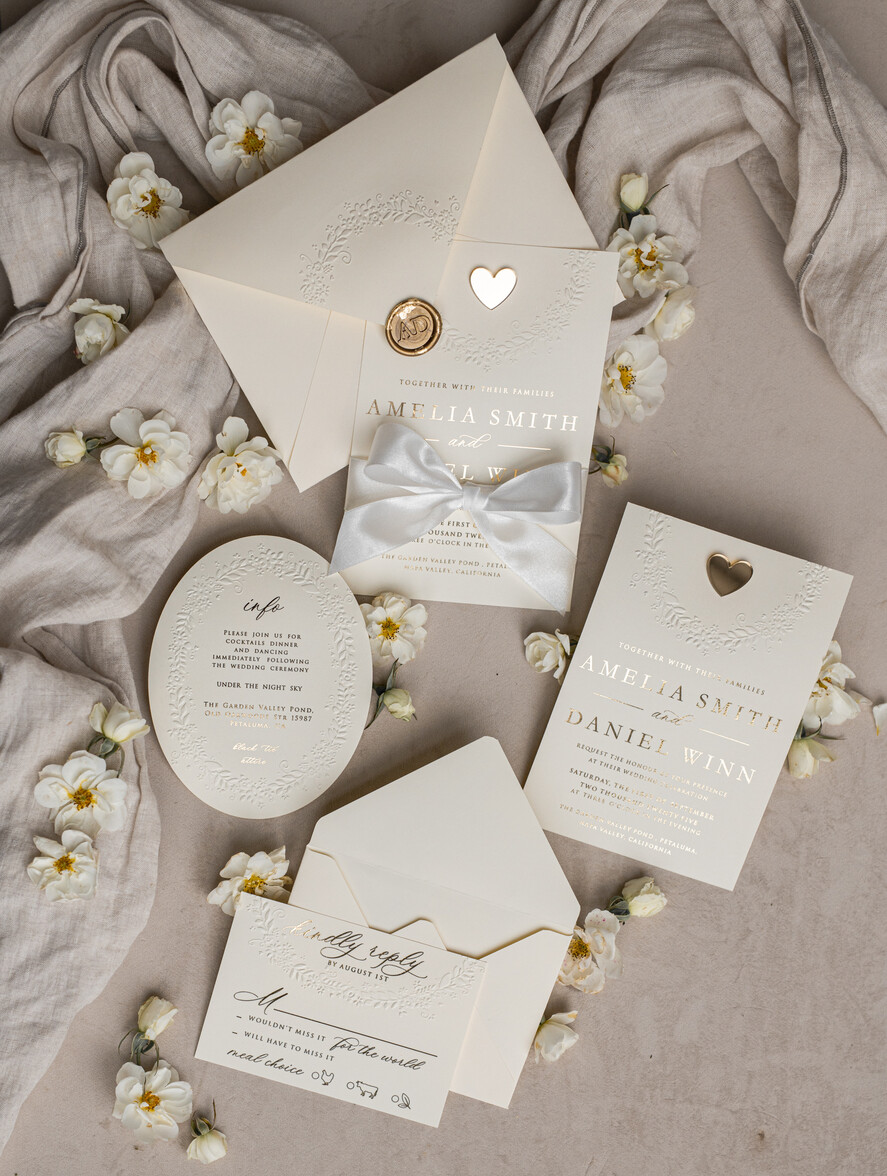HOCHZEITS EINLADUNGEN geprägte Einladungen Feine Kunst geprägte blindes Elfenbein Gold Hochzeitskarte, goldene geprägte Rosen florale Hochzeitskarte, Boho Ecru geprägte Einladungskarte, Baumwollpapier Hochzeitskarte, mit zackigen Rändern Einladungen, abgerissene Ränder Hochzeitskarten gold.