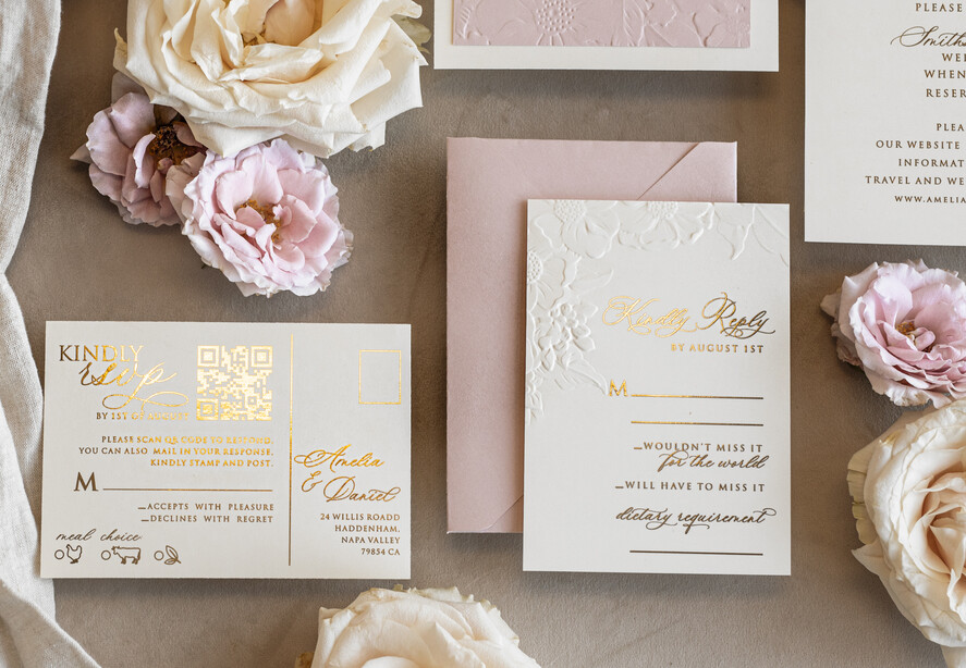 HOCHZEITS EINLADUNGEN geprägte Einladungen Feine Kunst geprägt Blind Elfenbein Gold Hochzeitseinladung mit zerrissenem Chiffonbogen und getrockneten Blumen, goldene Prägung florale Hochzeitseinladung, Boho Ecru geprägte Einladungssuite mit Spiegelherz