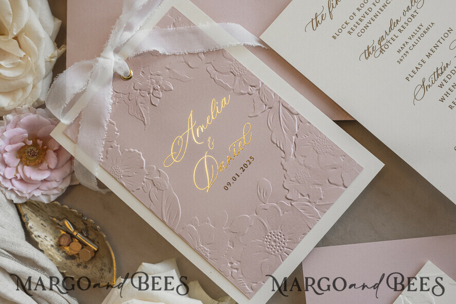 HOCHZEITS EINLADUNGEN geprägte Einladungen Feine Kunst geprägt Blind Elfenbein Gold Hochzeitseinladung mit zerrissenem Chiffonbogen und getrockneten Blumen, goldene Prägung florale Hochzeitseinladung, Boho Ecru geprägte Einladungssuite mit Spiegelherz