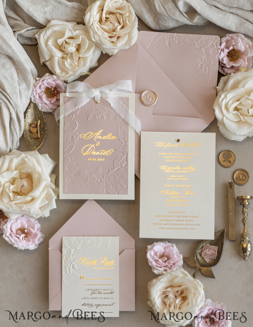 HOCHZEITS EINLADUNGEN geprägte Einladungen Feine Kunst geprägt Blind Elfenbein Gold Hochzeitseinladung mit zerrissenem Chiffonbogen und getrockneten Blumen, goldene Prägung florale Hochzeitseinladung, Boho Ecru geprägte Einladungssuite mit Spiegelherz