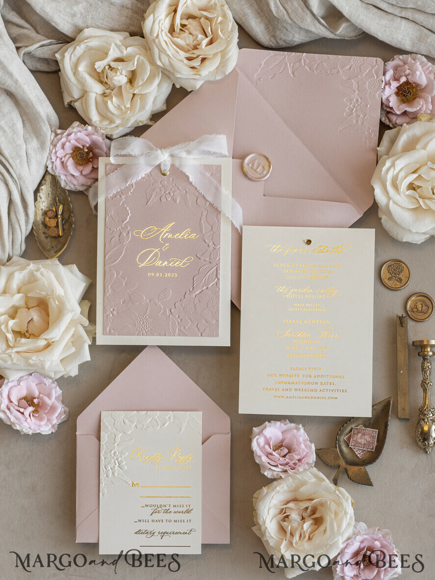 HOCHZEITS EINLADUNGEN geprägte Einladungen Feine Kunst geprägt Blind Elfenbein Gold Hochzeitseinladung mit zerrissenem Chiffonbogen und getrockneten Blumen, goldene Prägung florale Hochzeitseinladung, Boho Ecru geprägte Einladungssuite mit Spiegelherz