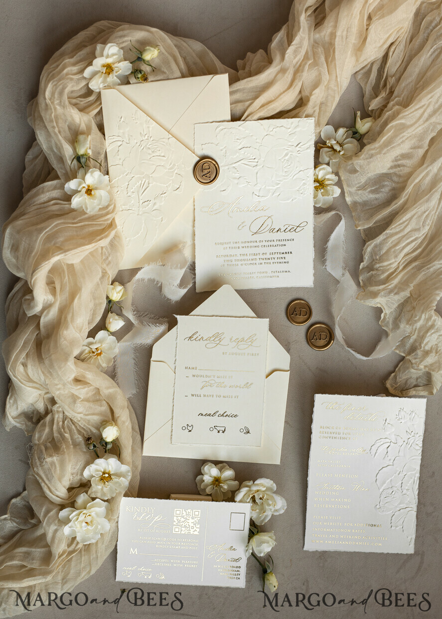 HOCHZEITS EINLADUNGEN geprägte Einladungen Fein Kunst Präge Elfenbein Gold Hochzeits Einladung mit getrockneten Blumen und zerrissenem Chiffonband, Goldene Präge Rosen Florale Hochzeits Einladung.