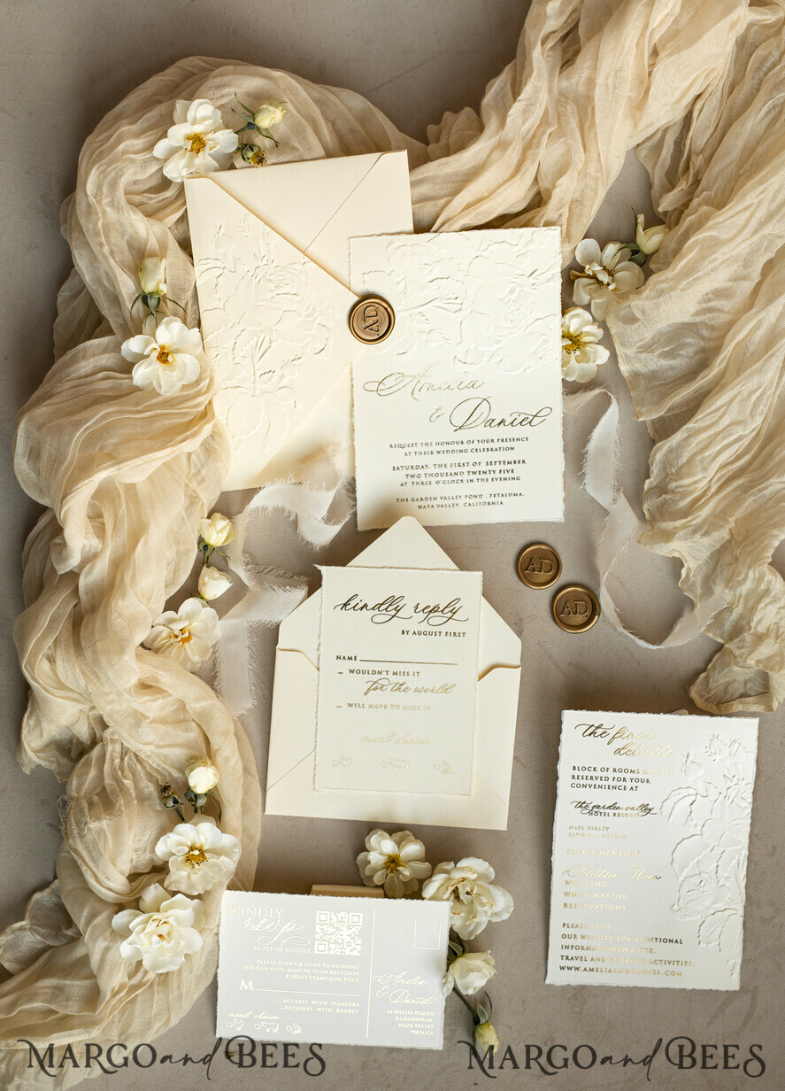 HOCHZEITS EINLADUNGEN geprägte Einladungen Fein Kunst Präge Elfenbein Gold Hochzeits Einladung mit getrockneten Blumen und zerrissenem Chiffonband, Goldene Präge Rosen Florale Hochzeits Einladung.