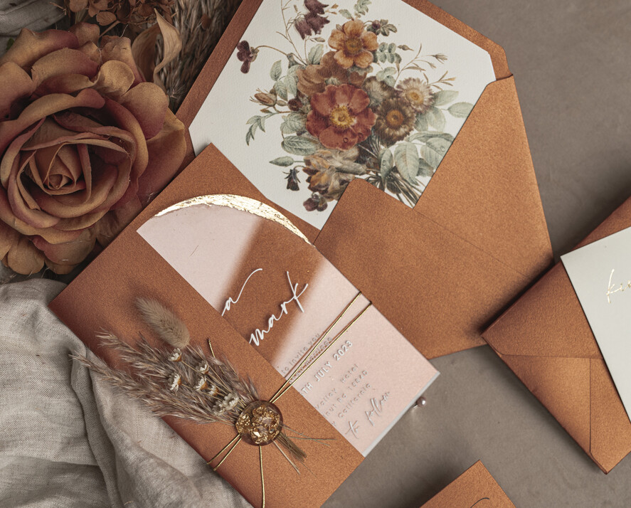 HOCHZEITS EINLADUNGEN Plexiglas Acrylspiegel Herbst Terracotta Klare Bogen Hochzeitskarten, Elegante Gartenhochzeitseinladungen im Herbst, Gebrannte Orange Acryl transparente Hochzeitskarten, Bogen Plexi Hochzeits Einladungset.