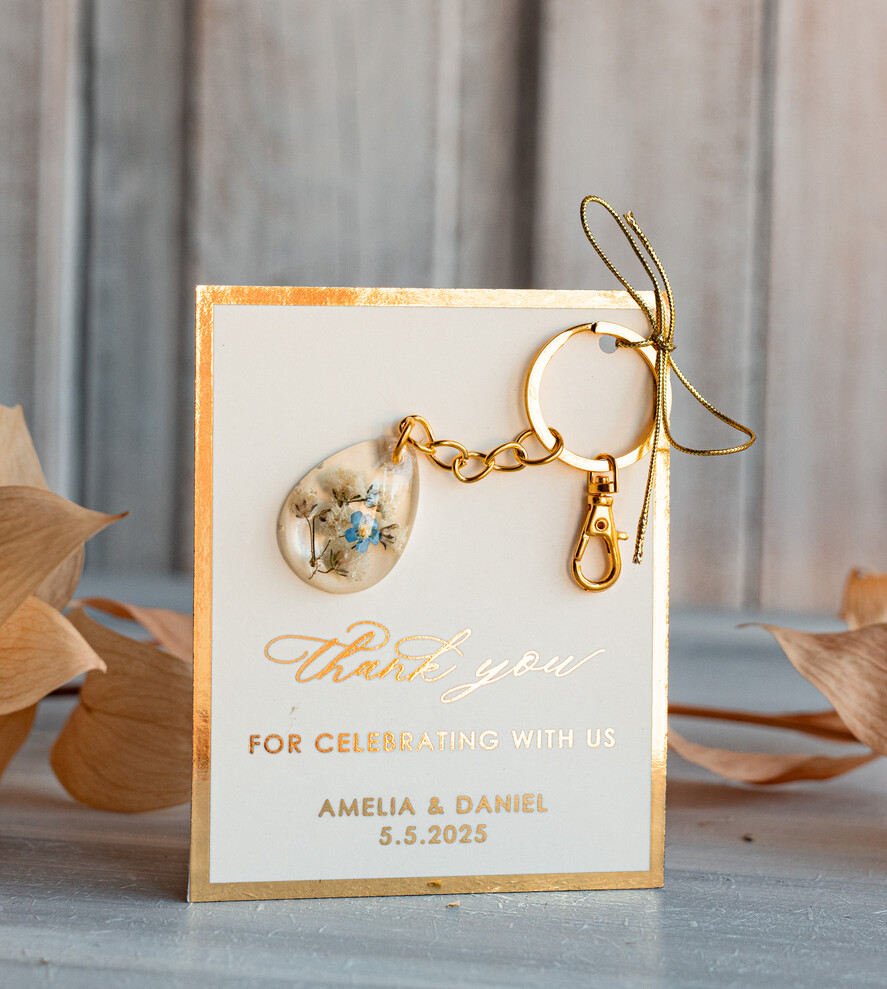WEDDING FAVORS Resin Custom Resin Keychain Wedding Favors For Guests in bulk Custom Resin forget me not and baby breath flower  Keychain, Golden personalised Thank you gifts Teardrop Keychain with Gold-Plated Stainless Steel Hardware
