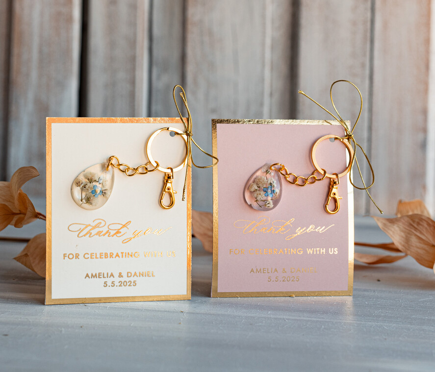 WEDDING FAVORS Resin Custom Resin Keychain Wedding Favors For Guests in bulk Custom Resin forget me not and baby breath flower  Keychain, Golden personalised Thank you gifts Teardrop Keychain with Gold-Plated Stainless Steel Hardware