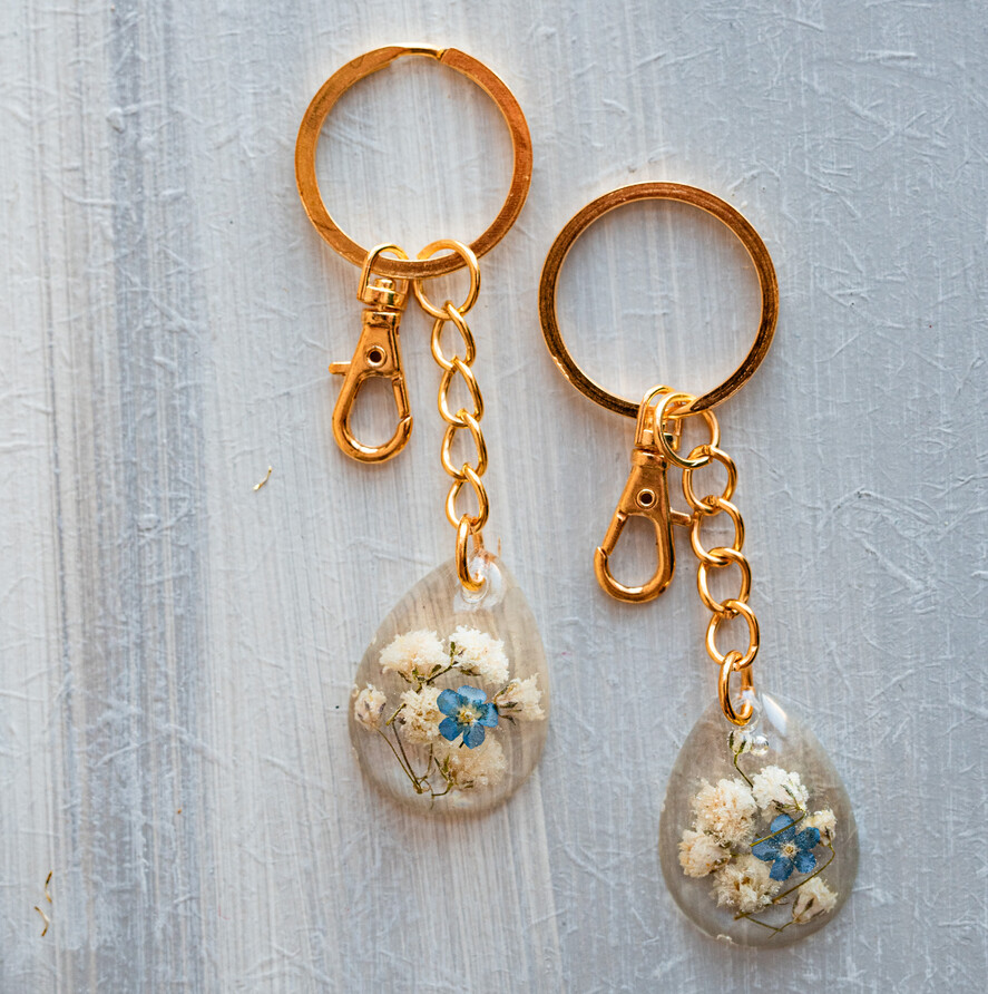 WEDDING FAVORS Resin Custom Resin Keychain Wedding Favors For Guests in bulk Custom Resin forget me not and baby breath flower  Keychain, Golden personalised Thank you gifts Teardrop Keychain with Gold-Plated Stainless Steel Hardware