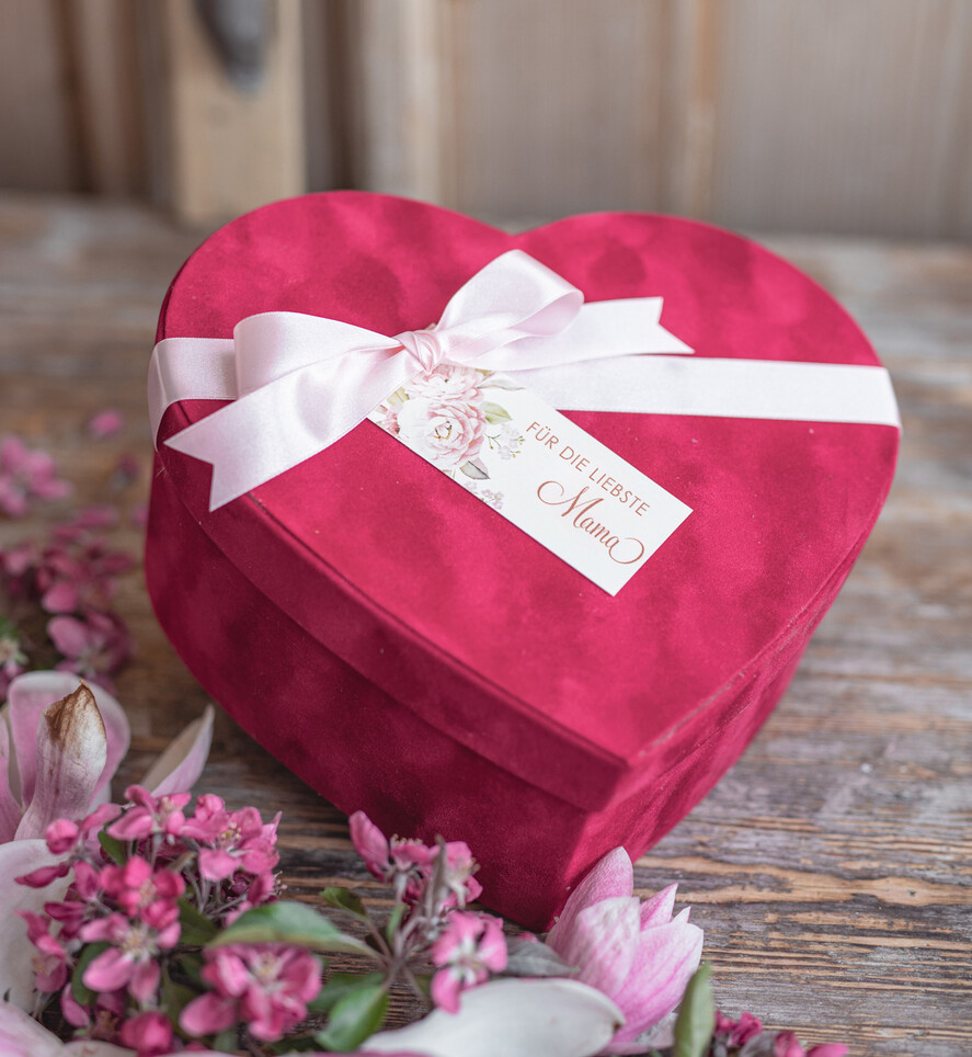 Geschenke zum Muttertag Muttertagsbox in Herzform Geschenkbox Herz für Mama mit Tasse, Kaffee, Tee, Schokolade, Rose & Grußkarte – stilvolles Muttertagsgeschenk, fertig verpackt und liebevoll gestaltet