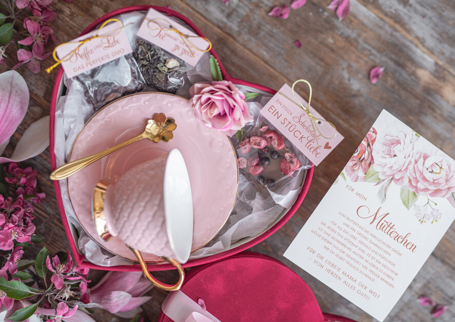 Geschenke zum Muttertag Muttertagsbox in Herzform Geschenkbox Herz für Mama mit Tasse, Kaffee, Tee, Schokolade, Rose & Grußkarte – stilvolles Muttertagsgeschenk, fertig verpackt und liebevoll gestaltet