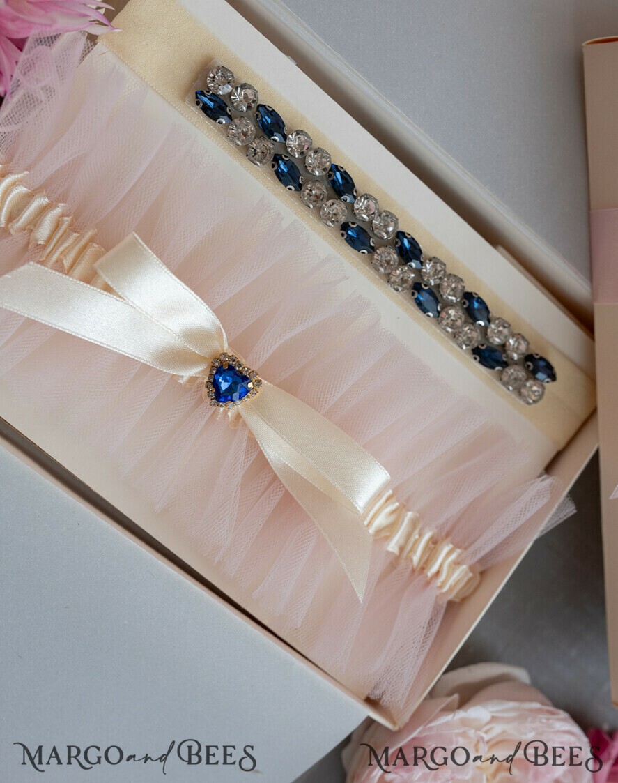 BRIDE bolero, robes, garter Geschenkidee für die Braut Strumpfband Elegantes Strumpfband in Blush-Rosa mit Saphir-Herz – Geschenkset mit Karte – „Etwas Blaues“ für die Braut