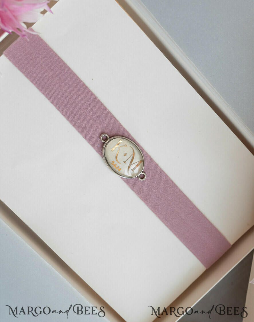 BRIDE bolero, robes, garter Geschenkidee für die Braut Strumpfband Rosa Strumpfband mit den Initialen des Brautpaares und dem Hochzeitsdatum  in Geschenkbox – Überraschung vom Junggesellinnenabschied