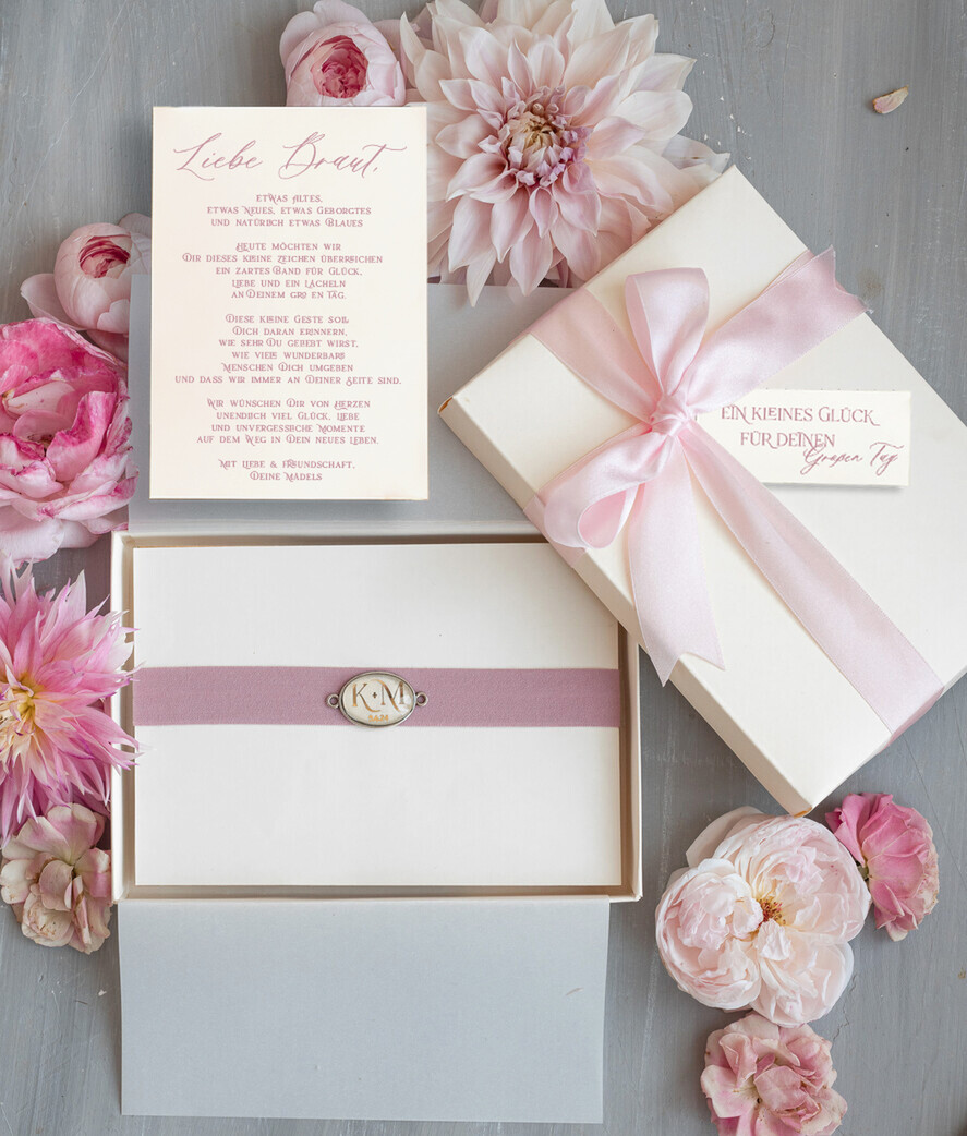 BRIDE bolero, robes, garter Geschenkidee für die Braut Strumpfband Rosa Strumpfband mit den Initialen des Brautpaares und dem Hochzeitsdatum  in Geschenkbox – Überraschung vom Junggesellinnenabschied