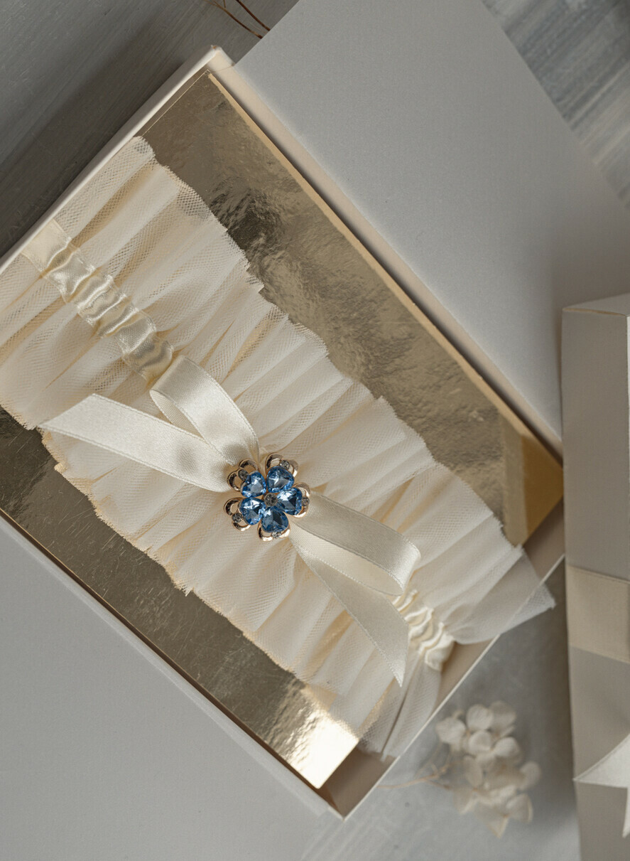 BRIDE bolero, robes, garter Geschenkidee für die Braut Strumpfband Elegantes Strumpfband für die Braut – Geschenkbox mit „Etwas Blauem“ und Grußkarte