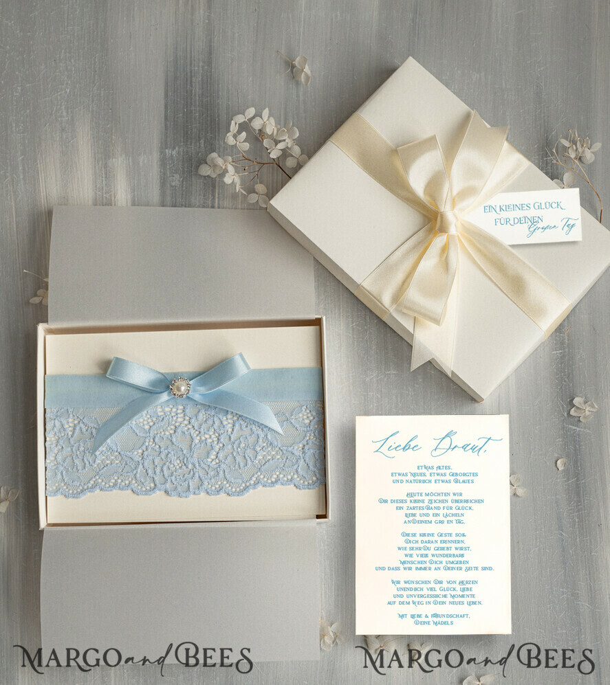 BRIDE bolero, robes, garter Geschenkidee für die Braut Strumpfband Romantisches Strumpfband in Hellblau mit Spitze, Perlenbrosche und Grußkarte in Geschenkbox