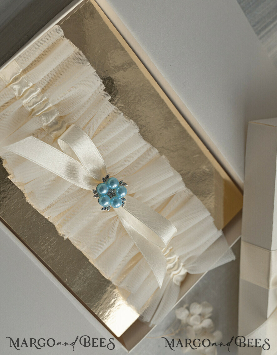 BRIDE bolero, robes, garter Geschenkidee für die Braut Strumpfband Elegantes Strumpfband für die Braut – Geschenkbox mit „Etwas Blauem“ und Grußkarte