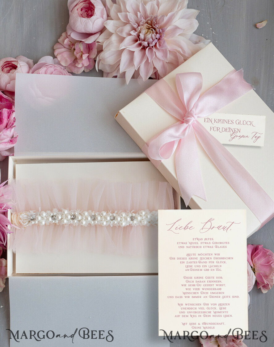 BRIDE bolero, robes, garter Geschenkidee für die Braut Strumpfband Tüll-Strumpfband mit Perlen in Geschenkbox – Überraschung vom Junggesellinnenabschied