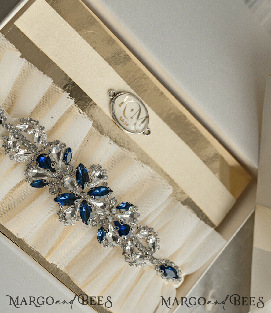 BRIDE bolero, robes, garter Geschenkidee für die Braut Strumpfband Luxuriöses Strumpfband-Set für die Braut – mit blauen Kristallen, Initialenband und Grußkarte in Geschenkbox