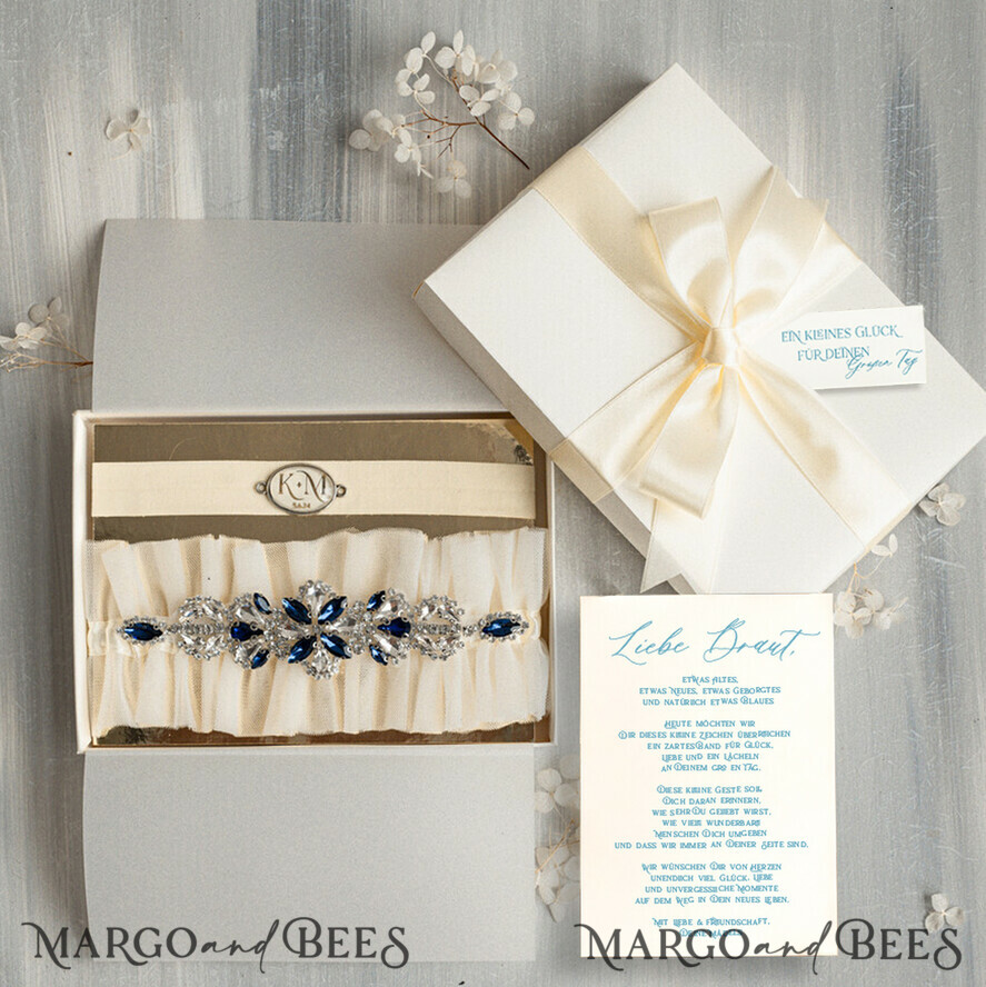 BRIDE bolero, robes, garter Geschenkidee für die Braut Strumpfband Luxuriöses Strumpfband-Set für die Braut – mit blauen Kristallen, Initialenband und Grußkarte in Geschenkbox