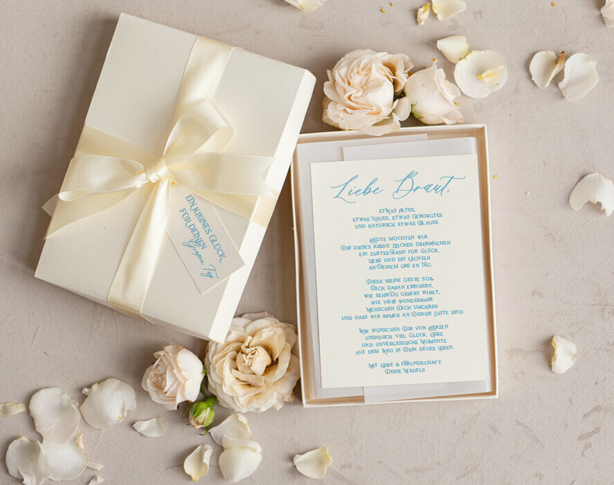 BRIDE bolero, robes, garter Geschenkidee für die Braut Strumpfband Luxuriöses Strumpfband-Set für die Braut – mit blauen Kristallen, Initialenband und Grußkarte in Geschenkbox