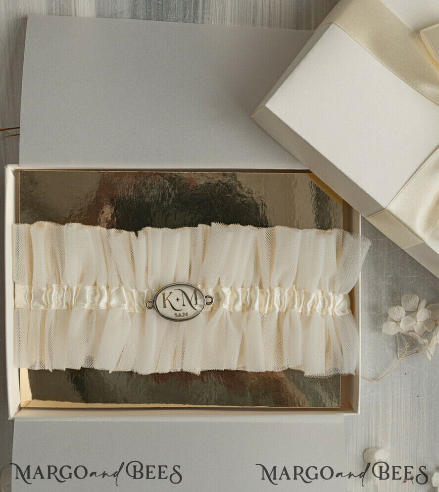BRIDE bolero, robes, garter Geschenkidee für die Braut Strumpfband Strumpfband mit den Individualen des Brautpaares und dem Hochzeitsdatum in Geschenkbox – Überraschung vom Junggesellinnenabschied
