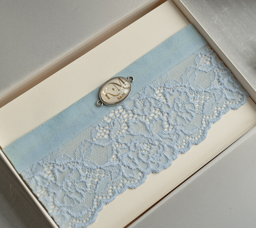 BRIDE bolero, robes, garter Geschenkidee für die Braut Strumpfband Romantisches hellblaues Spitzenstrumpfband mit Personalisierung und Grußkarte in einer Geschenkbox