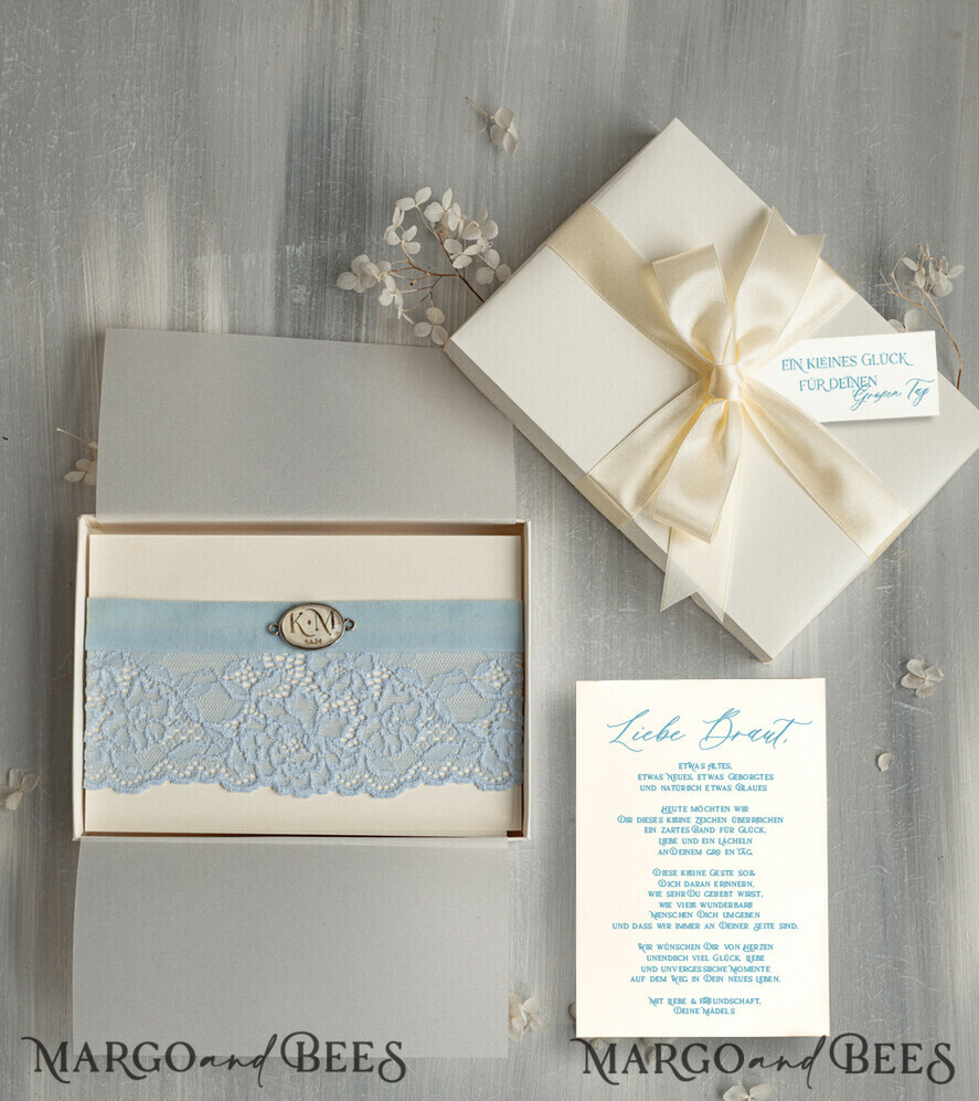 BRIDE bolero, robes, garter Geschenkidee für die Braut Strumpfband Romantisches hellblaues Spitzenstrumpfband mit Personalisierung und Grußkarte in einer Geschenkbox