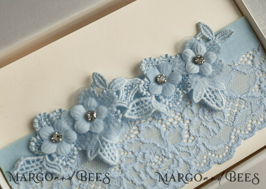 BRIDE bolero, robes, garter Geschenkidee für die Braut Strumpfband Romantisches Strumpfband in Hellblau mit Spitze, Perlenbrosche und Grußkarte in Geschenkbox