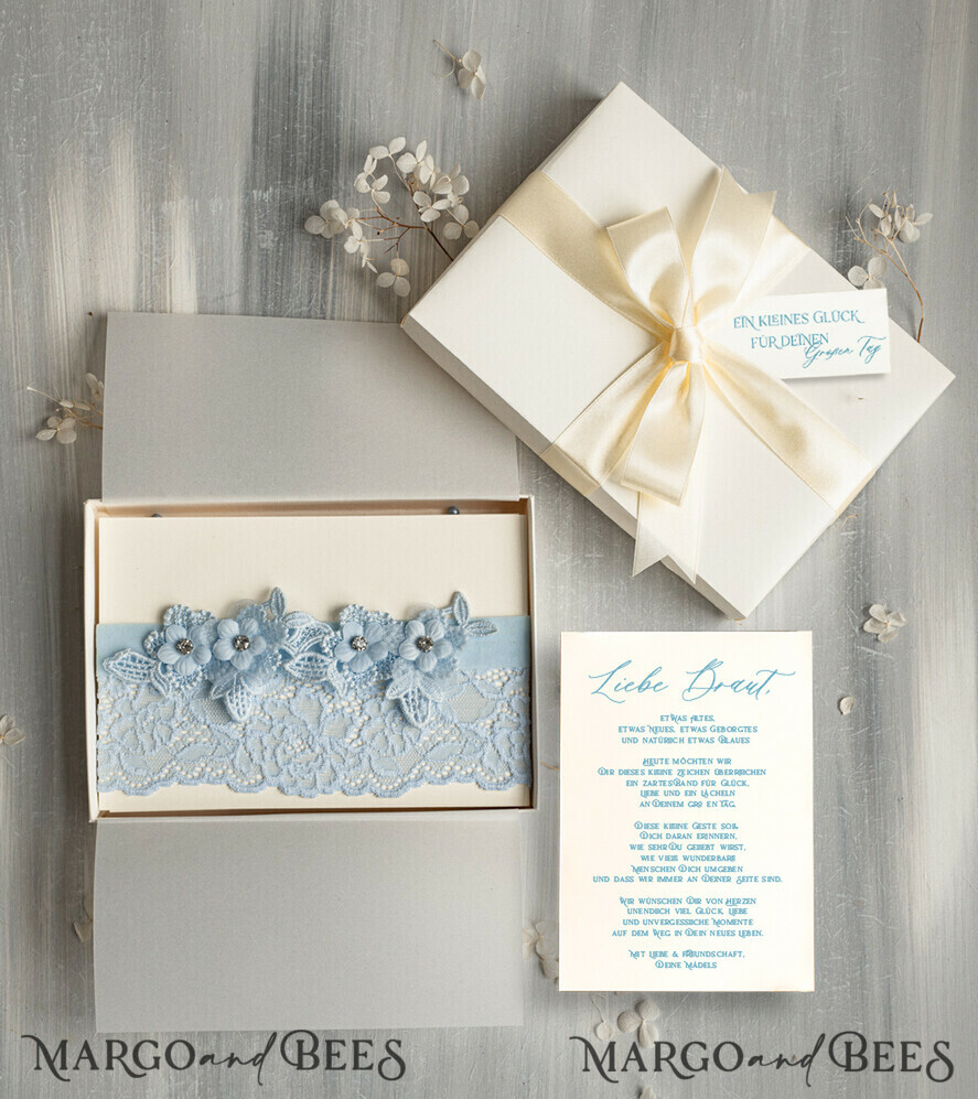BRIDE bolero, robes, garter Geschenkidee für die Braut Strumpfband Romantisches Strumpfband in Hellblau mit Spitze, Perlenbrosche und Grußkarte in Geschenkbox