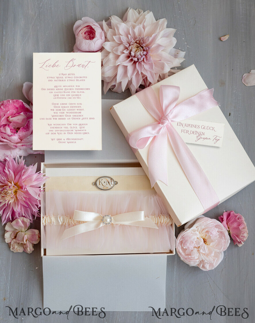 BRIDE bolero, robes, garter Geschenkidee für die Braut Strumpfband Strumpfband – die besondere Geschenkidee für die Braut mit den Initialen des Brautpaares und dem Hochzeitsdatum