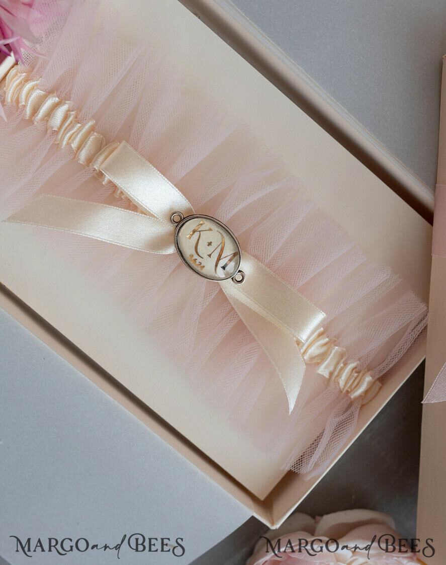 BRIDE bolero, robes, garter Geschenkidee für die Braut Strumpfband Rosa Tüll-Strumpfband mit den Initialen des Brautpaares und dem Hochzeitsdatum  in Geschenkbox – Überraschung vom Junggesellinnenabschied