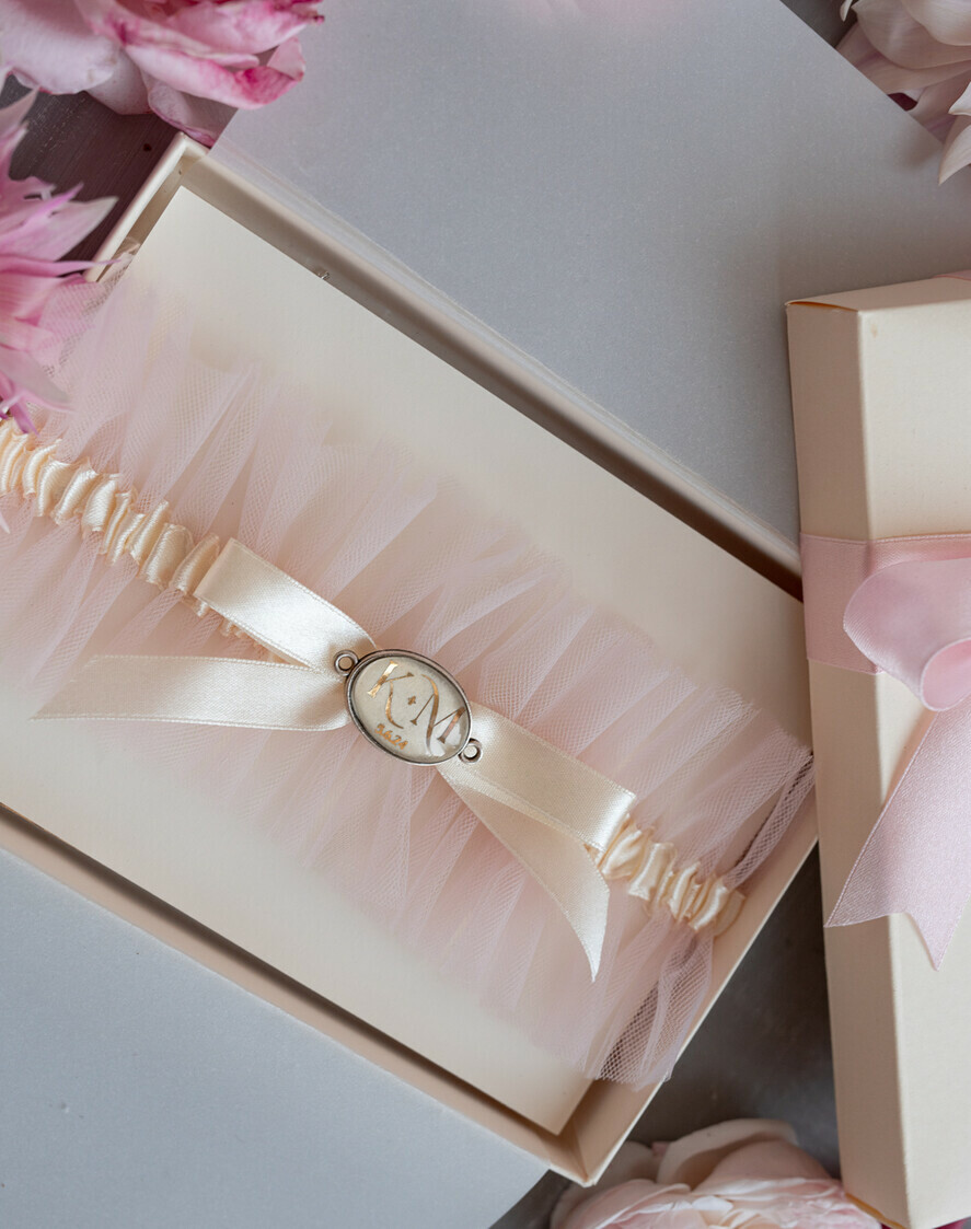 BRIDE bolero, robes, garter Geschenkidee für die Braut Strumpfband Rosa Tüll-Strumpfband mit den Initialen des Brautpaares und dem Hochzeitsdatum  in Geschenkbox – Überraschung vom Junggesellinnenabschied