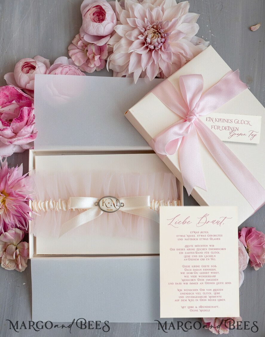 BRIDE bolero, robes, garter Geschenkidee für die Braut Strumpfband Rosa Tüll-Strumpfband mit den Initialen des Brautpaares und dem Hochzeitsdatum  in Geschenkbox – Überraschung vom Junggesellinnenabschied