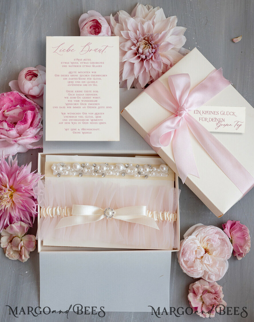 BRIDE bolero, robes, garter Geschenkidee für die Braut Strumpfband Zartes Strumpfband in Blush mit Perlenstein – Geschenkset mit Karte – „Etwas Blaues“ zur Hochzeit
