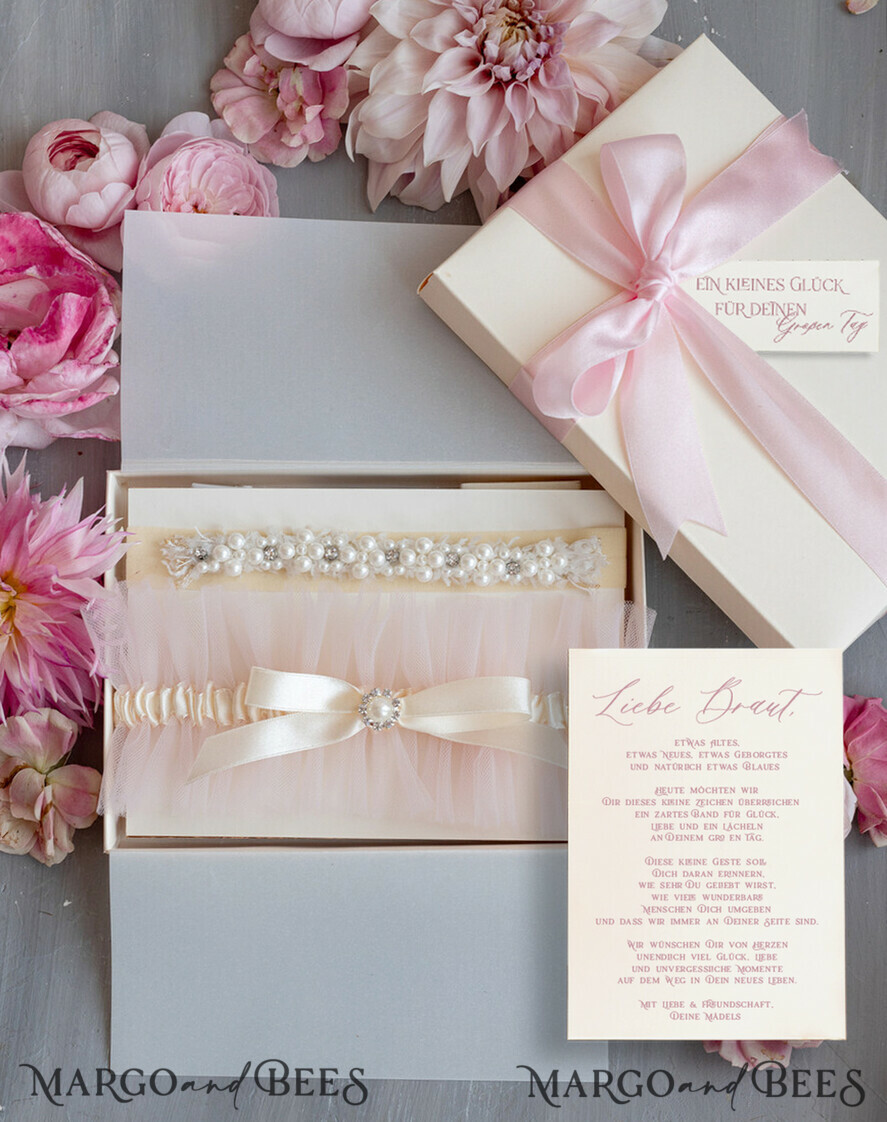 BRIDE bolero, robes, garter Geschenkidee für die Braut Strumpfband Zartes Strumpfband in Blush mit Perlenstein – Geschenkset mit Karte – „Etwas Blaues“ zur Hochzeit
