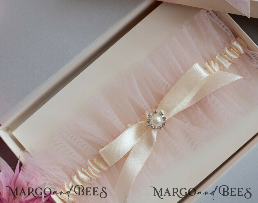 BRIDE bolero, robes, garter Geschenkidee für die Braut Strumpfband Rose Tüll-Strumpfband in Geschenkbox – Überraschung vom Junggesellinnenabschied