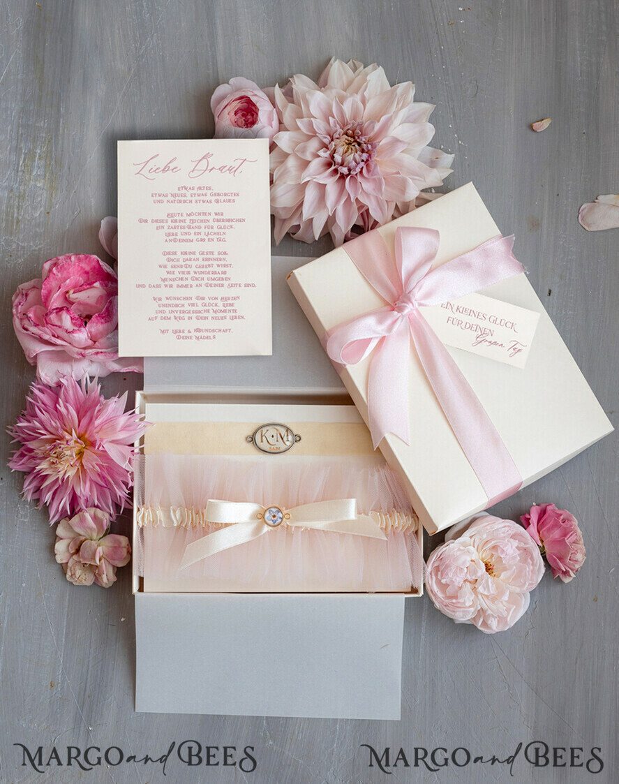 BRIDE bolero, robes, garter Geschenkidee für die Braut Strumpfband Strumpfband – die besondere Geschenkidee für die Braut mit den Initialen des Brautpaares und dem Hochzeitsdatum