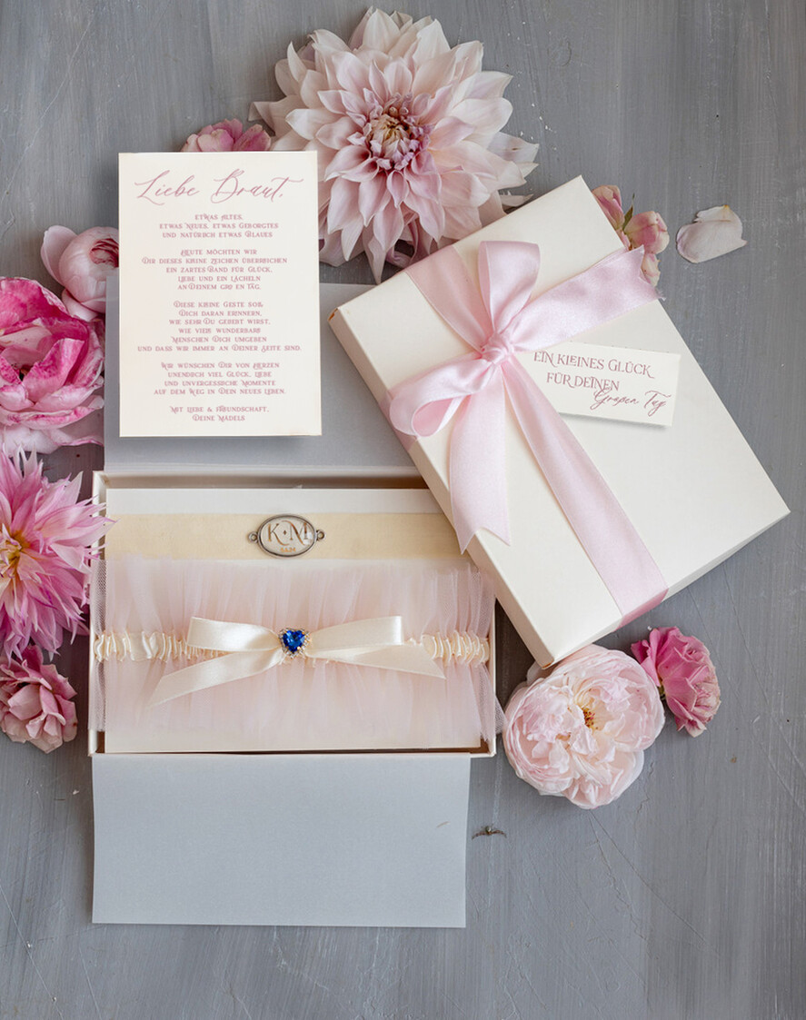 BRIDE bolero, robes, garter Geschenkidee für die Braut Strumpfband Strumpfband – die besondere Geschenkidee für die Braut mit den Initialen des Brautpaares und dem Hochzeitsdatum
