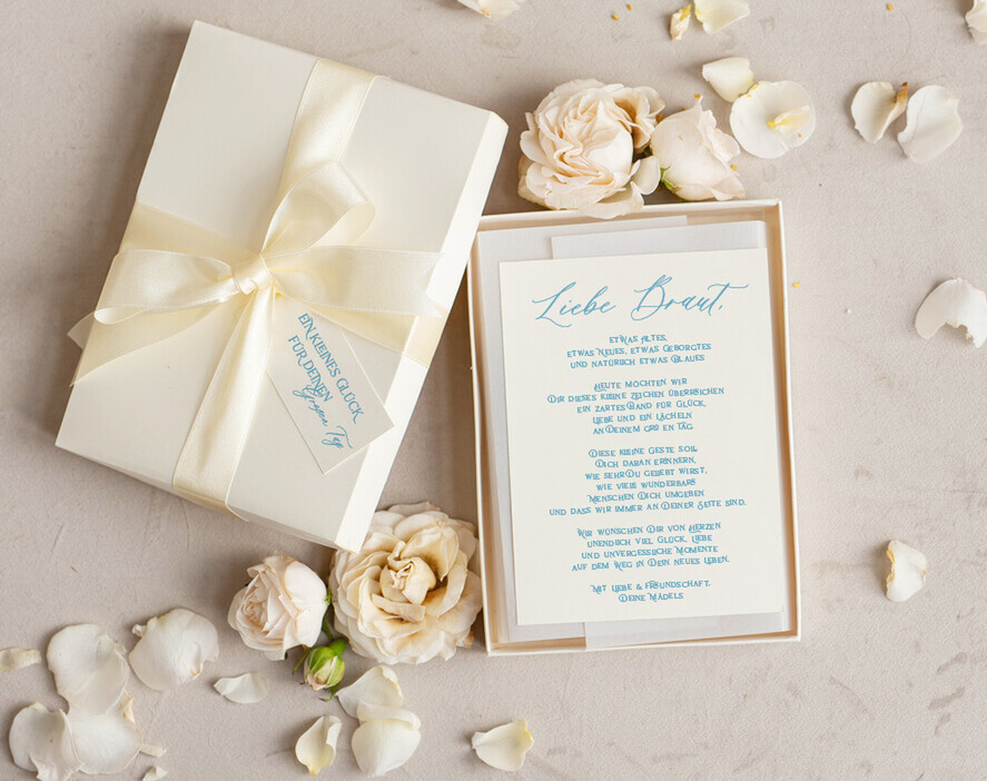 BRIDE bolero, robes, garter Geschenkidee für die Braut Strumpfband Elegantes Braut-Strumpfband-Set mit blauer Spitze, Initialenband und Grußkarte in Geschenkbox