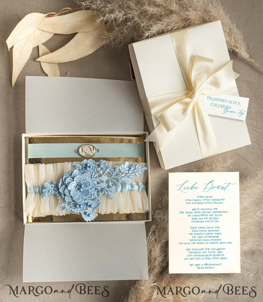 BRIDE bolero, robes, garter Geschenkidee für die Braut Strumpfband Elegantes Braut-Strumpfband-Set mit blauer Spitze, Initialenband und Grußkarte in Geschenkbox