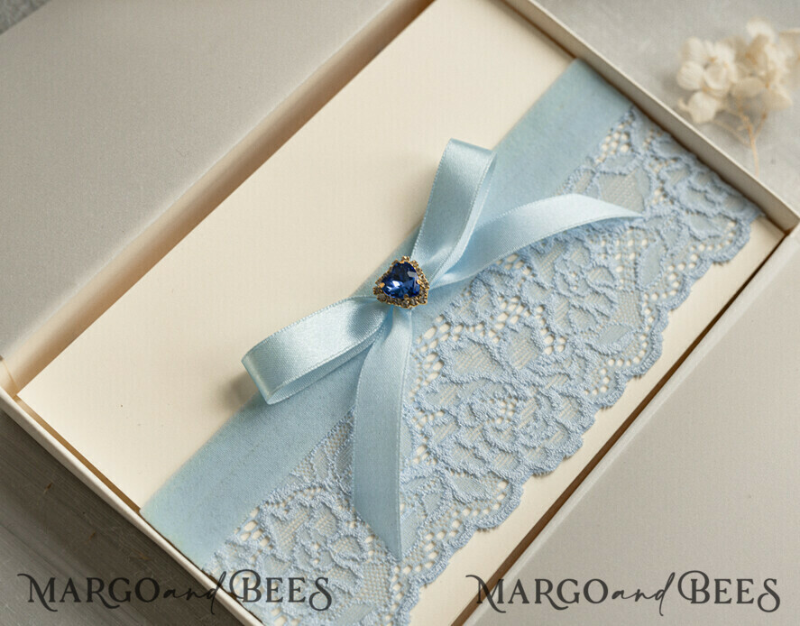 BRIDE bolero, robes, garter Geschenkidee für die Braut Strumpfband Romantisches Strumpfband in Hellblau mit Spitze, Perlenbrosche und Grußkarte in Geschenkbox