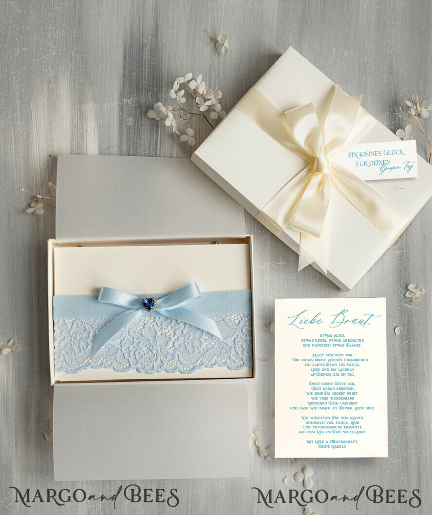 BRIDE bolero, robes, garter Geschenkidee für die Braut Strumpfband Romantisches Strumpfband in Hellblau mit Spitze, Perlenbrosche und Grußkarte in Geschenkbox
