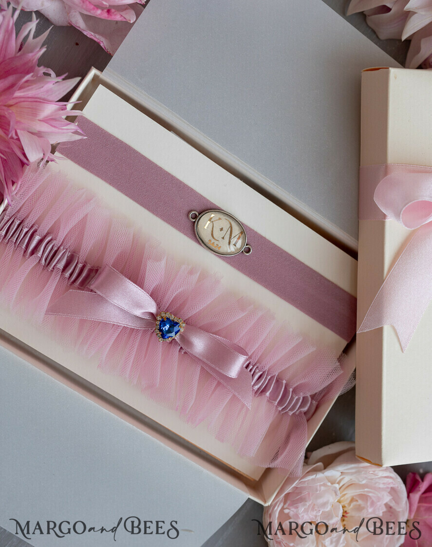BRIDE bolero, robes, garter Geschenkidee für die Braut Strumpfband Strumpfband – die besondere Geschenkidee für die Braut mit den Initialen des Brautpaares und dem Hochzeitsdatum