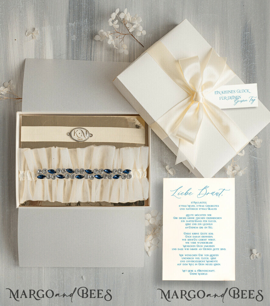 BRIDE bolero, robes, garter Geschenkidee für die Braut Strumpfband Luxuriöses Strumpfband-Set für die Braut – mit blauen Kristallen, Initialenband und Grußkarte in Geschenkbox